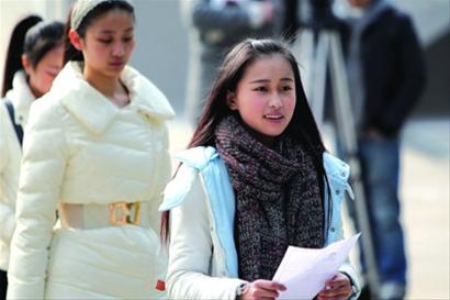 考生准备进场 /蒋迪雯