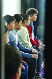 上戏考场内,考生正襟危坐。 /晨报记者 肖允 实习生 卫荩成