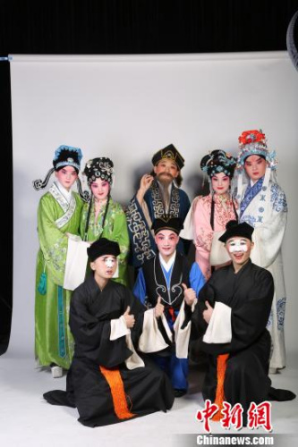 图为“上戏有戏”演出季演出剧目、京剧《驯悍记》剧照。 许婧 摄 点击进入下一页