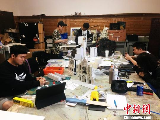 图为上戏舞美系学生在准备“舞台设计、服化设计、灯光设计2013级毕业联合展”。 点击进入下一页