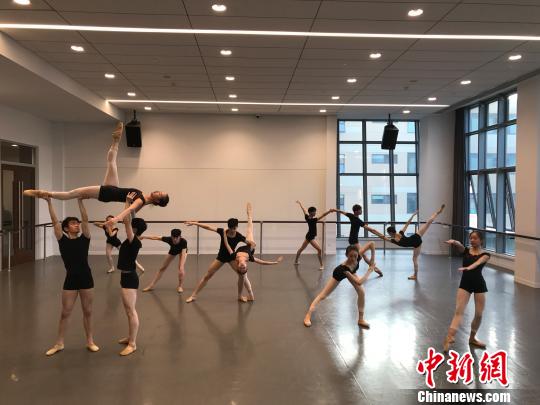 图为上戏舞蹈学院芭蕾舞系学生正在为即将在5月25日专场演出的《夜·幕》排练。 点击进入下一页
