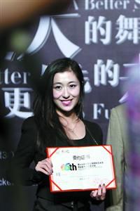 青年导演佟童多媒体话剧《M先生的盛宴》拿到委约证书。 蒋迪雯 摄