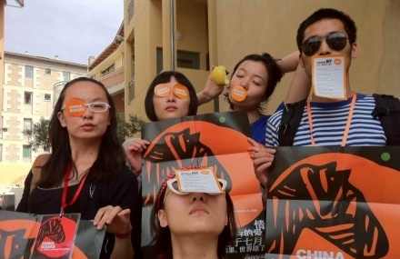 中国青年戏剧艺术家在阿维尼翁街头表演