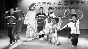 戏校学生在演出 上戏附属戏曲学校学生送戏进社区