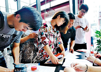 王莎莎（左一）来上戏报到。